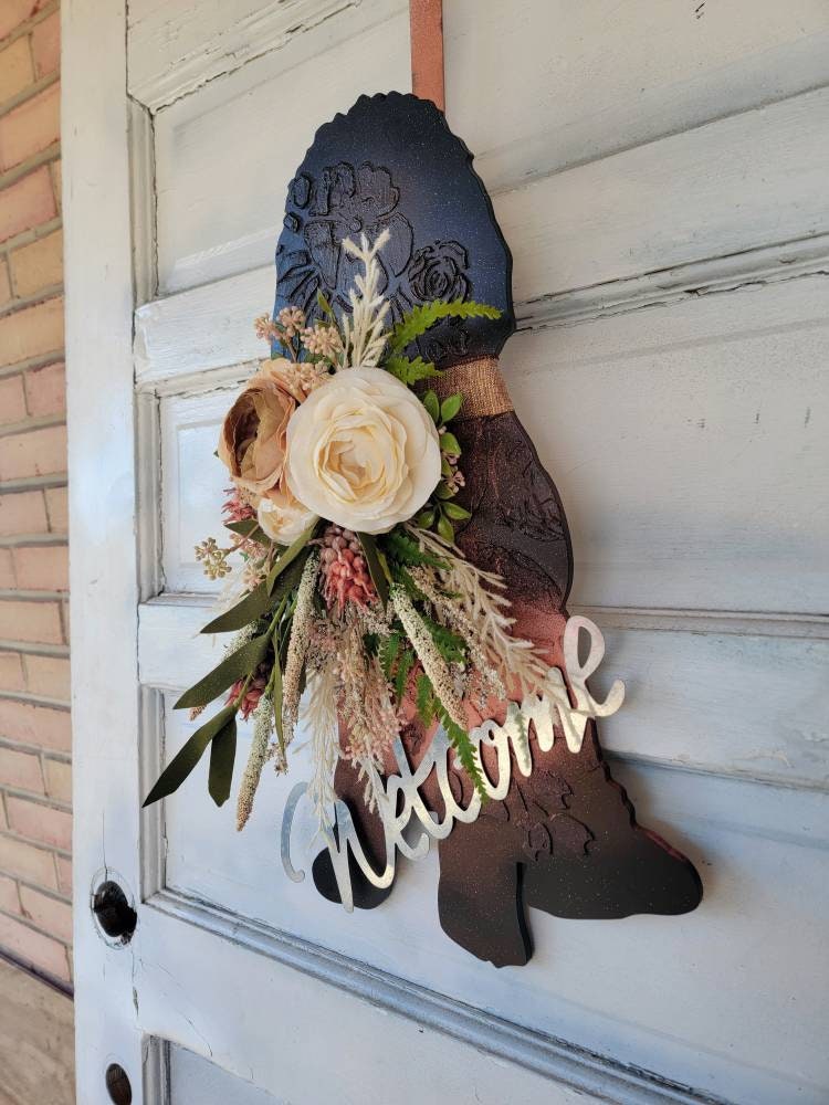 Year Round "Welcome" Dog Wreath