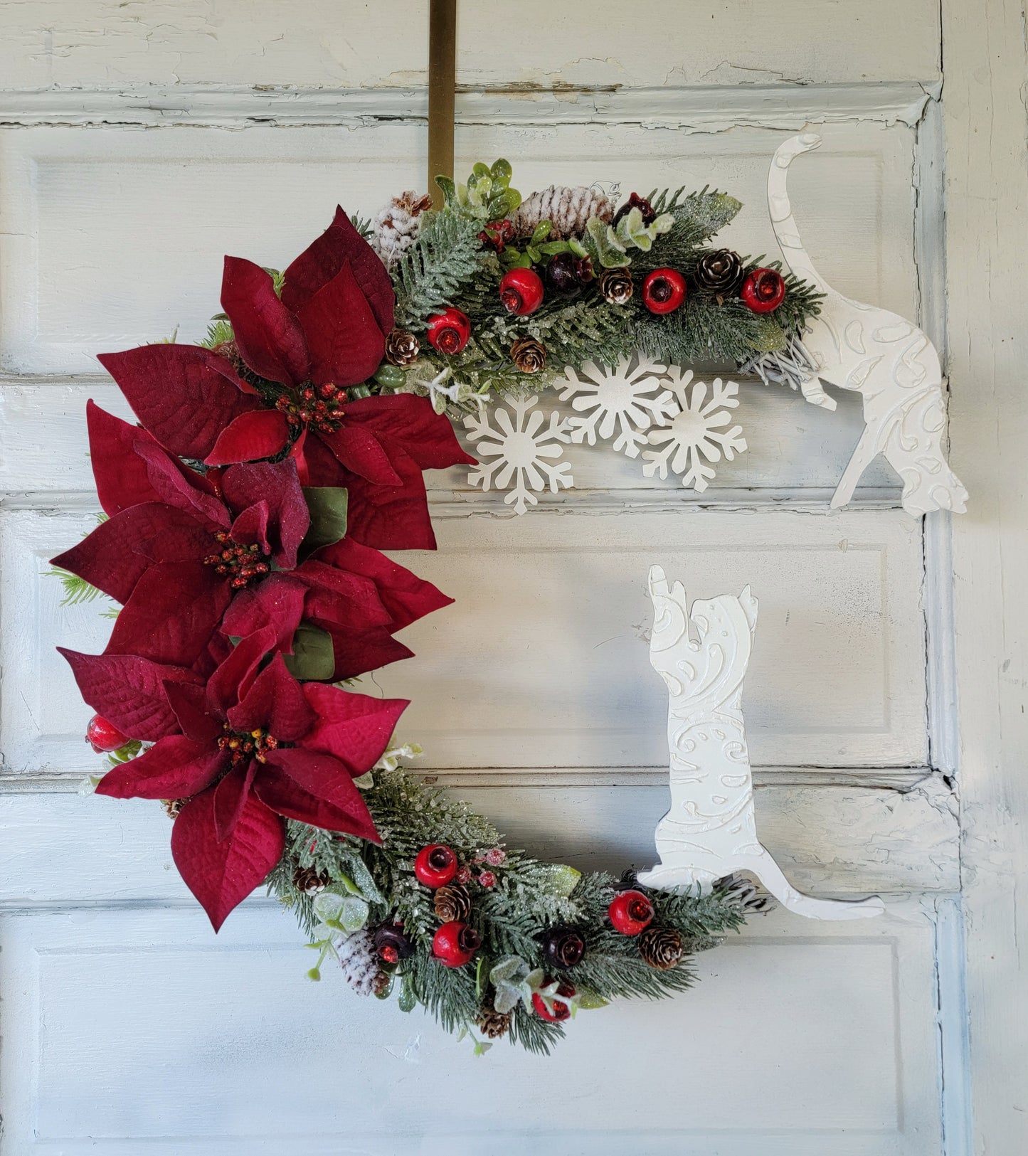 Snowflakes & Poinsettias Crescent Moon White Cat Wreath