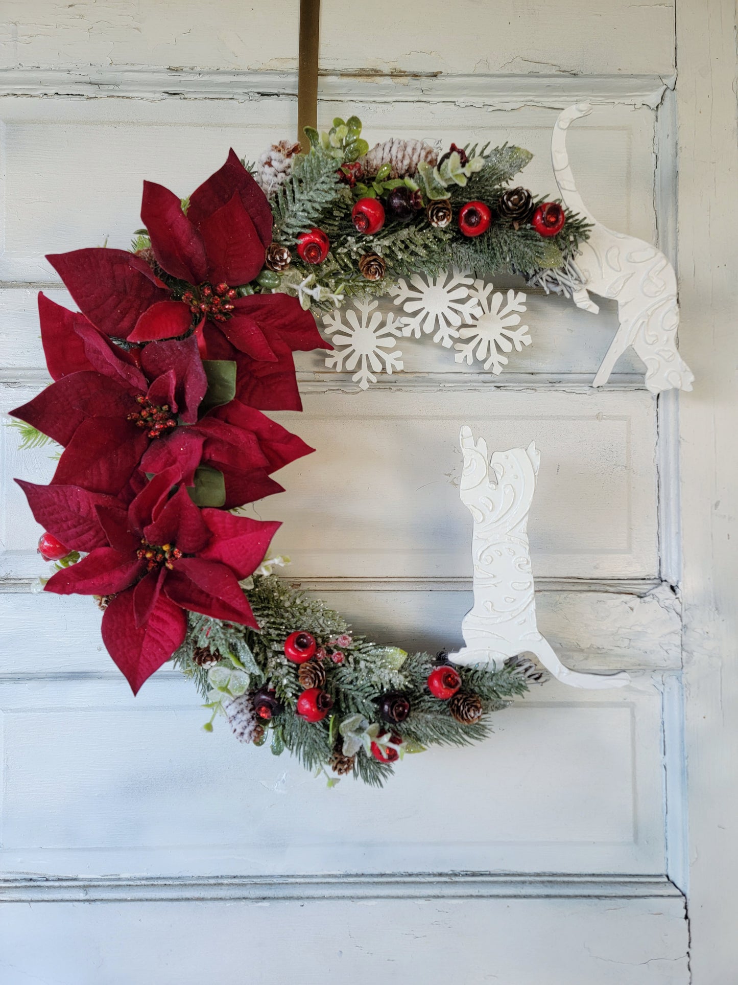 Snowflakes & Poinsettias Crescent Moon White Cat Wreath