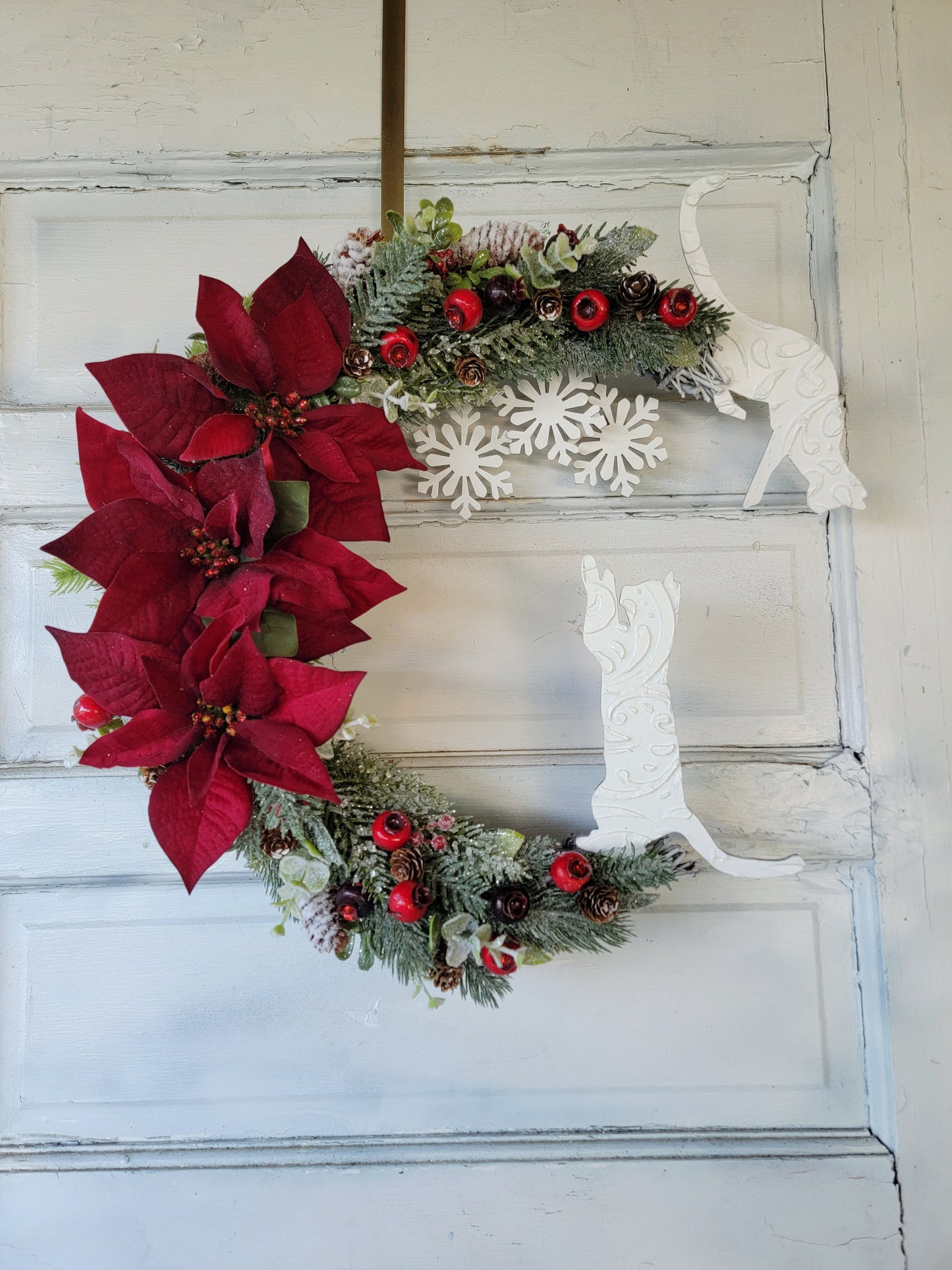 Snowflakes & Poinsettias Crescent Moon White Cat Wreath