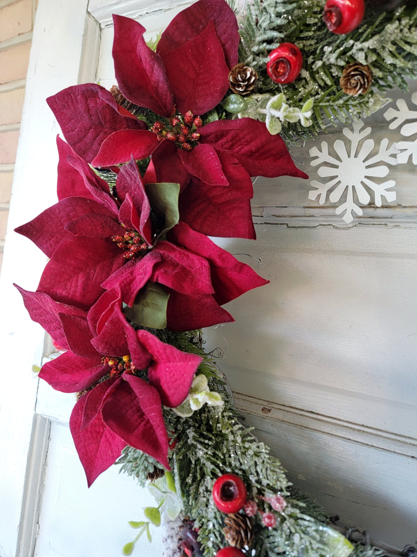 Snowflakes & Poinsettias Crescent Moon White Cat Wreath