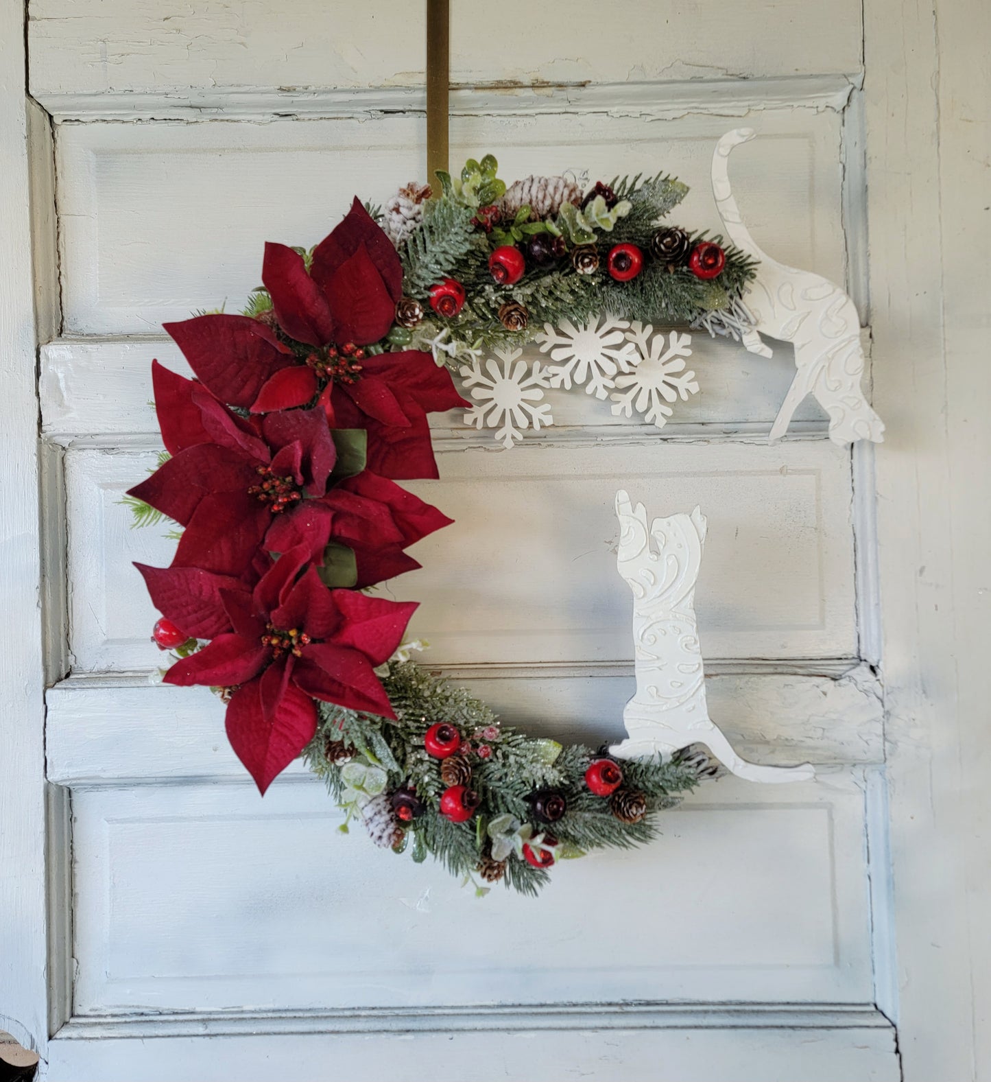 Snowflakes & Poinsettias Crescent Moon White Cat Wreath