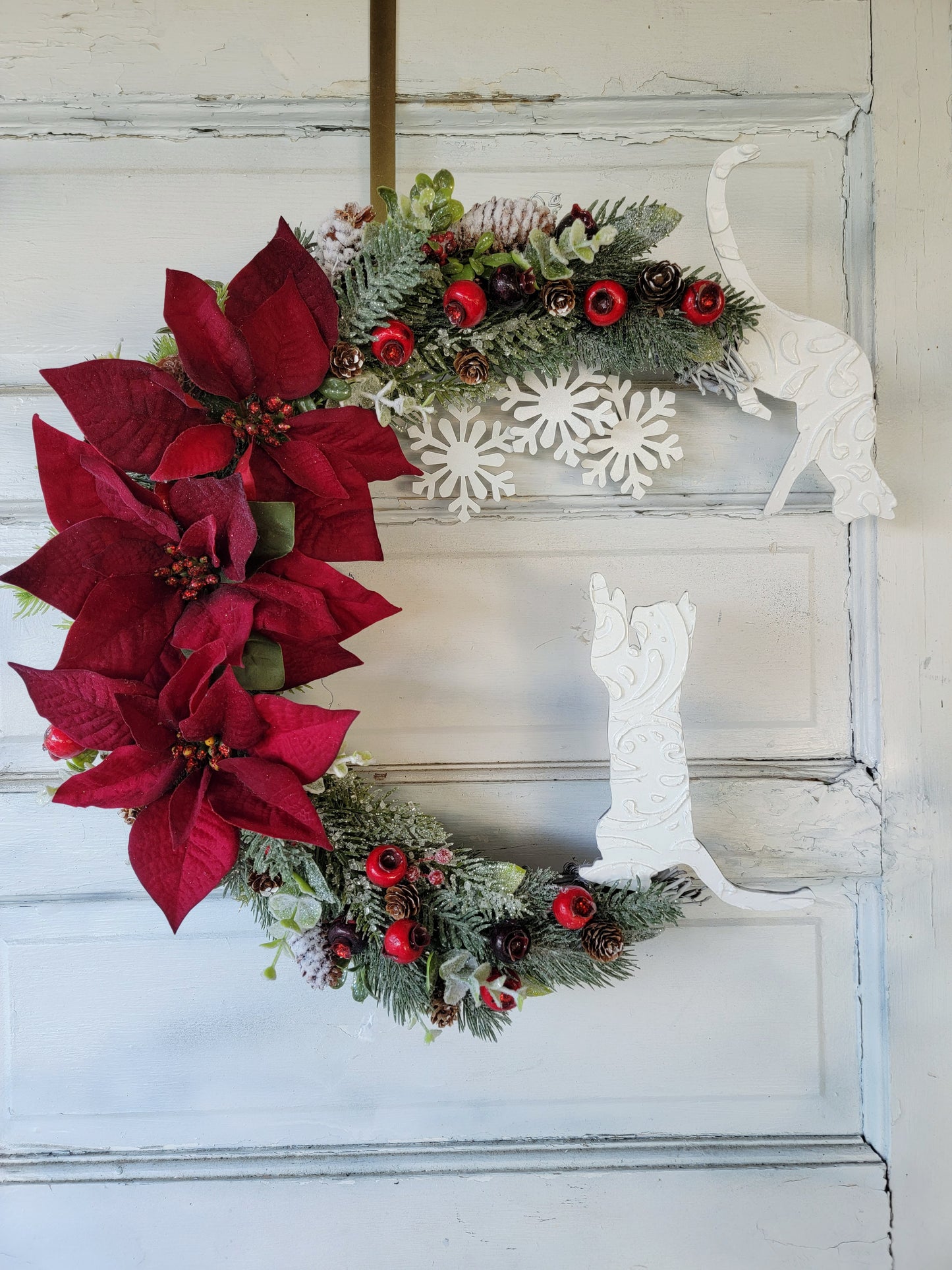 Snowflakes & Poinsettias Crescent Moon White Cat Wreath