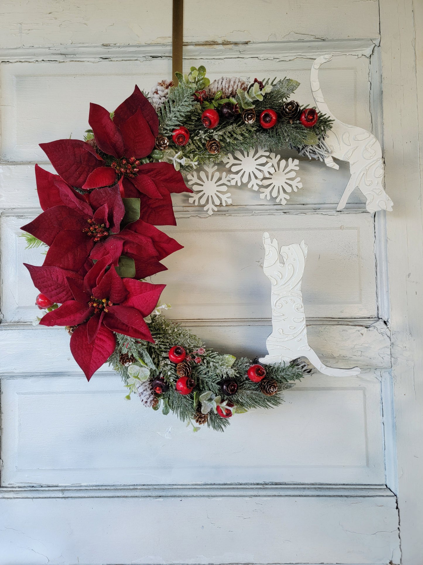 Snowflakes & Poinsettias Crescent Moon White Cat Wreath