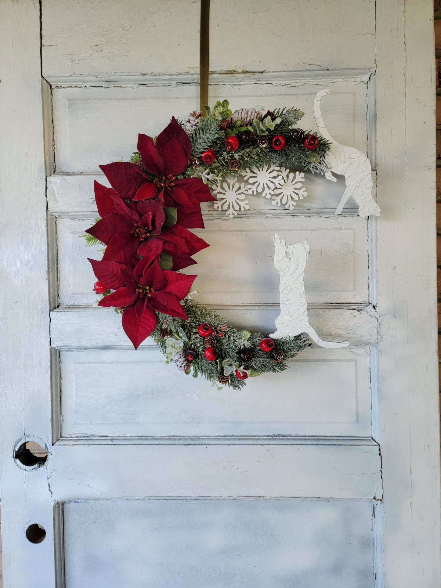 Snowflakes & Poinsettias Crescent Moon White Cat Wreath