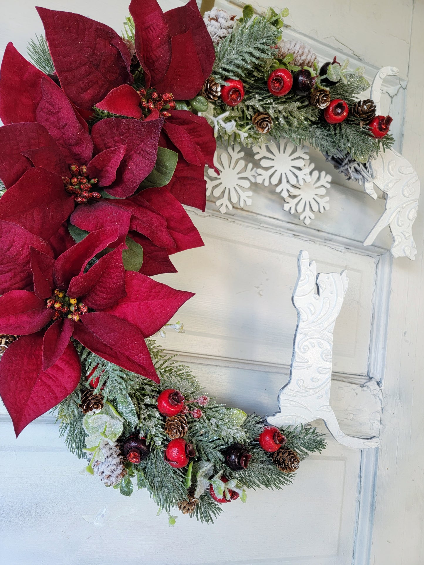 Snowflakes & Poinsettias Crescent Moon White Cat Wreath