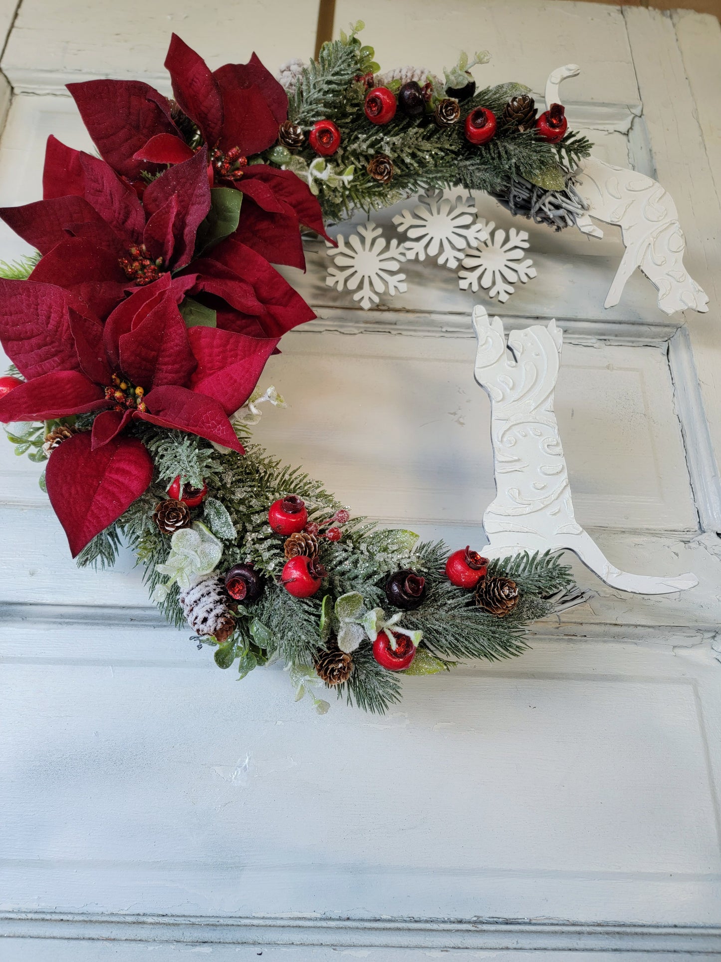 Snowflakes & Poinsettias Crescent Moon White Cat Wreath